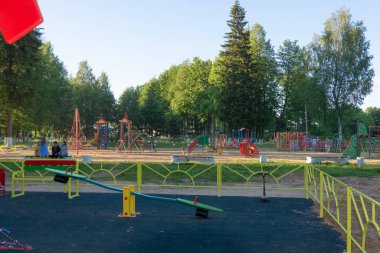 Aktif oyunlar ve eğlence için yeni bir modern çocuk parkı. Kuvshinovo, Tver bölgesi, Rusya.