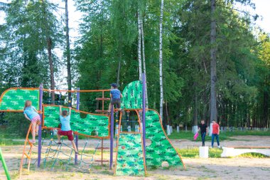 Aktif oyunlar ve eğlence için yeni bir modern çocuk parkı. Kuvshinovo, Tver bölgesi, Rusya.