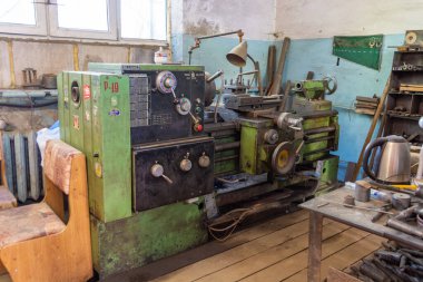 Araba servisi. Araba tamirhanesinin içinde.. 