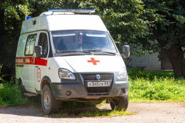Özel ekipman. Özel nakliye. Sokağa bir ambulans park etmiş..