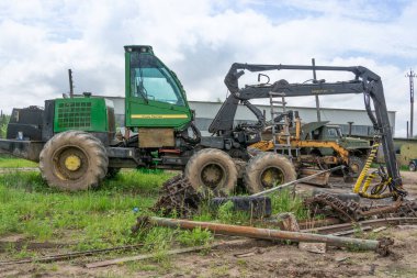 Modern orman ağaç kesme kompleksi. Kütük ekipmanı. Modern orman çok işlevli makine.