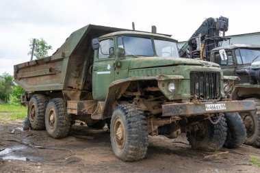 Arabadan. Malları taşımak için cesedi olan eski bir URAL kamyonu.. 