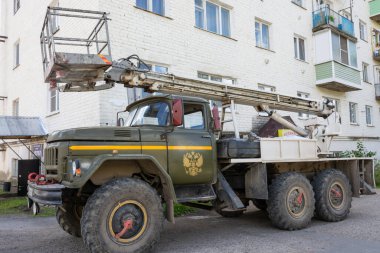 Tver bölgesi, Rusya. Asansörü olan yeni bir ZİL kamyonu. İnsanları ve kargoyu taşımak için ZIL tabanlı bir araba kaldırma.. 