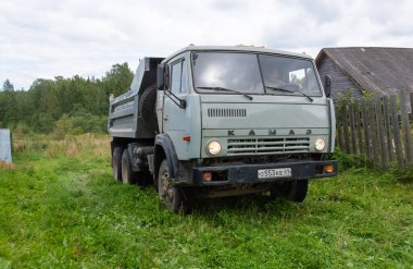 KAMAZ arabası çitin yanındaki köy yolunda park halinde.. 
