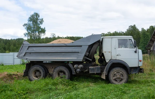 Een Kamaz Vrachtwagen Met Zand Staat Geparkeerd Een Landweg Bij Stockfoto