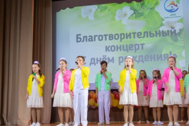 Yardım kuruluşunun doğum gününe adanmış bir yardım konseri. Yaratıcı çocuk topluluğu sahnede performans sergiliyor.. 