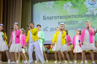 Yardım kuruluşunun doğum gününe adanmış bir yardım konseri. Yaratıcı çocuk topluluğu sahnede performans sergiliyor.. 