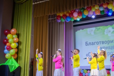 Yardım kuruluşunun doğum gününe adanmış bir yardım konseri. Yaratıcı çocuk topluluğu sahnede performans sergiliyor.. 