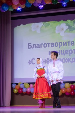 Yardım kuruluşunun doğum gününe adanmış bir yardım konseri. Yaratıcı takım sahnede performans sergiliyor. 