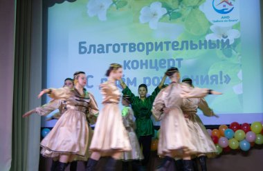 Yardım kuruluşunun doğum gününe adanmış bir yardım konseri. Yaratıcı takım sahnede performans sergiliyor. 