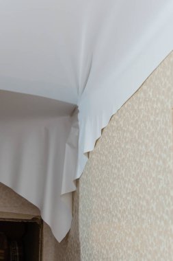 Daireye modern, pürüzsüz, esnek bir tavan kurulumu.