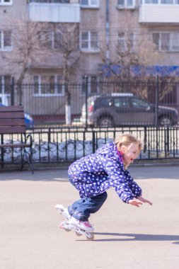Sıcak bir bahar akşamında, bir kız paten kaymayı öğrenir ve düşer..