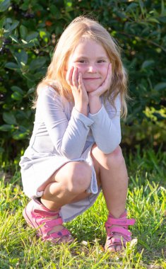 Duygular. Küçük bir kız yüzünde farklı duygular ifade eder.. 