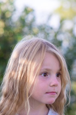 Duygular. Küçük bir kız yüzünde farklı duygular ifade eder.. 