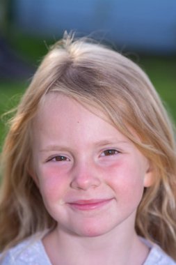 Duygular. Küçük bir kız yüzünde farklı duygular ifade eder.. 