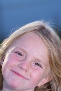 Duygular. Küçük bir kız yüzünde farklı duygular ifade eder.. 