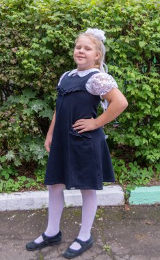 Bilgi Günü 'nde. 1 Eylül. Güzel ve zarif bir kız, bir ilkokul öğrencisi, festival için bir araya geldi.. 