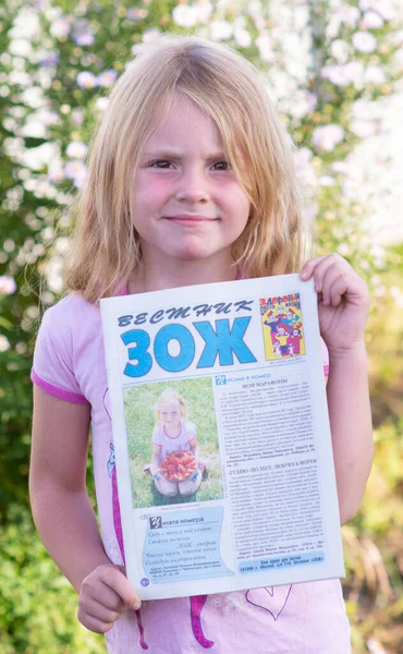 Een Klein Meisje Heeft Een Tijdschrift Met Haar Foto Omslag — Stockfoto