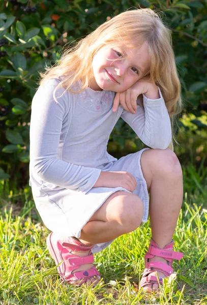 Emotionen Ein Kleines Mädchen Drückt Unterschiedliche Gefühle Auf Ihrem Gesicht — Stockfoto