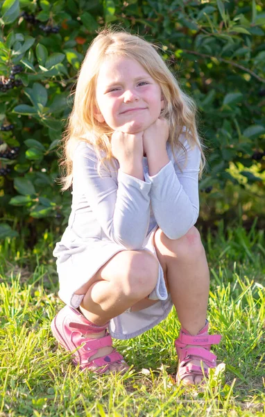 Emotionen Ein Kleines Mädchen Drückt Unterschiedliche Gefühle Auf Ihrem Gesicht — Stockfoto