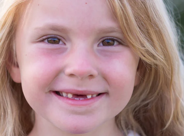 Emoties Een Klein Meisje Drukt Verschillende Emoties Uit Haar Gezicht — Stockfoto