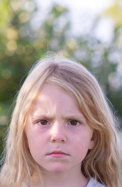 Duygular. Küçük bir kız yüzünde farklı duygular ifade eder.. 