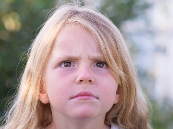 Des Émotions Une Petite Fille Exprime Différentes Émotions Sur Son — Photo