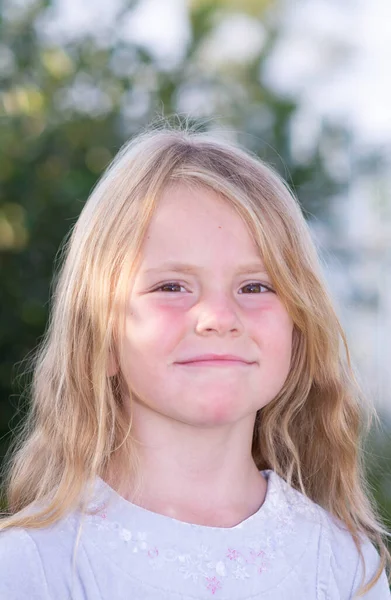 Emotionen Ein Kleines Mädchen Drückt Unterschiedliche Gefühle Auf Ihrem Gesicht — Stockfoto
