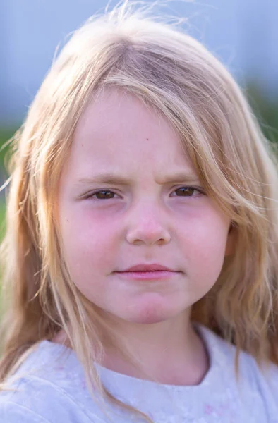 Emoções Uma Menina Expressa Emoções Diferentes Seu Rosto — Fotografia de Stock