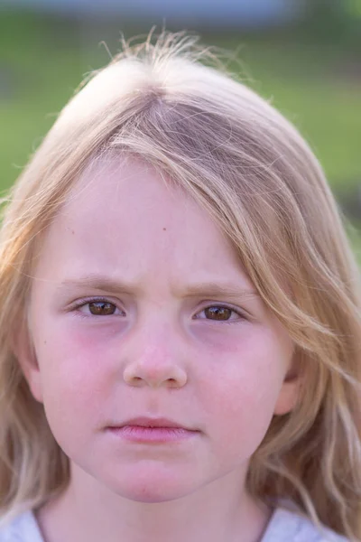 Duygular Küçük Bir Kız Yüzünde Farklı Duygular Ifade Eder — Stok fotoğraf