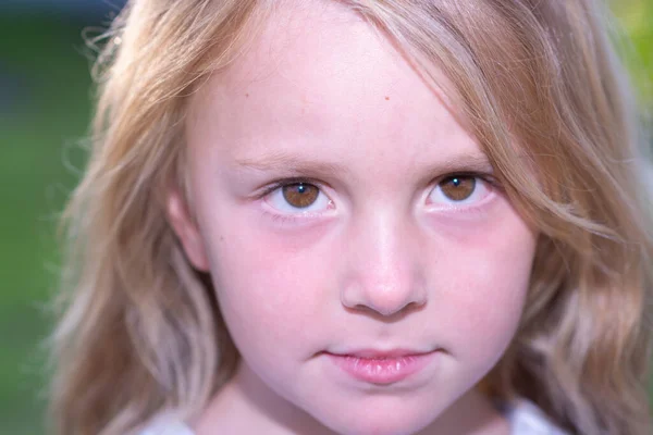 一个小女孩脸上流露出不同的情绪 — 图库照片