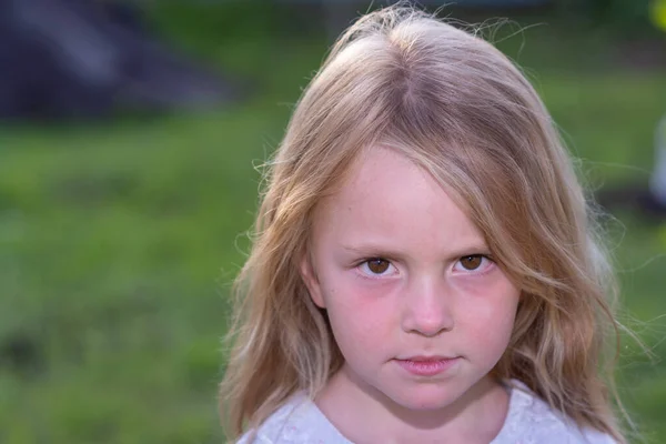 Емоції Маленька Дівчинка Висловлює Різні Емоції Обличчі — стокове фото