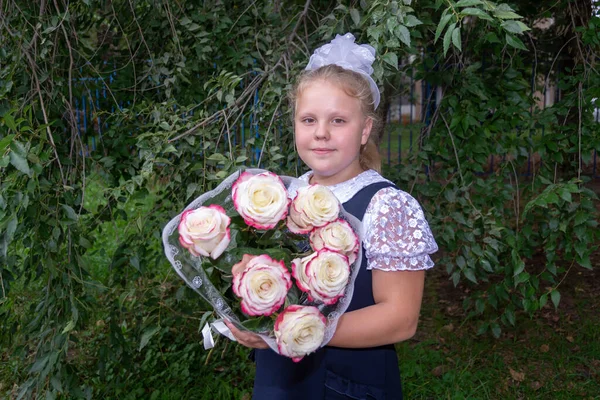 Tudás Napja Szeptember Egy Gyönyörű Elegáns Lány Egy Általános Iskolás — Stock Fotó