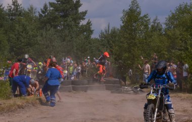 10 Temmuz 2021. Torzhok, Panika köyü, Tver bölgesi. Motosikletli motosikletçiler yarış pistindeki engelleri aştılar. Motokros. Enduro-cross. Engelli motosiklet yarışı.