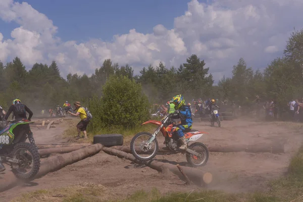 2021年7月10日 Torzhok Tver地区Panika村 骑摩托车的人克服了赛道上的障碍 越野车Enduro Cross 有障碍的摩托车比赛 — 图库照片