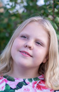  Duygular. Kız yüzünde farklı duygular ifade ediyor..