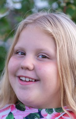  Duygular. Kız yüzünde farklı duygular ifade ediyor..