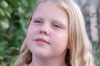  Duygular. Kız yüzünde farklı duygular ifade ediyor..