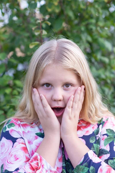 Emoções Menina Expressa Emoções Diferentes Seu Rosto — Fotografia de Stock