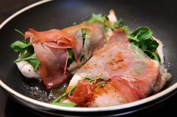 Huhn mit Parmaschinken. — Stockfoto