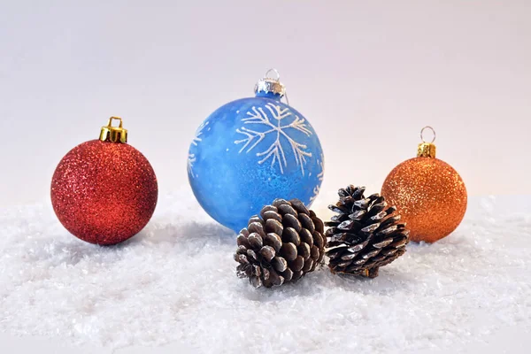 雪の上のクリスマスの装飾 クリスマス冬の休日の背景 前景に焦点を当てる — ストック写真