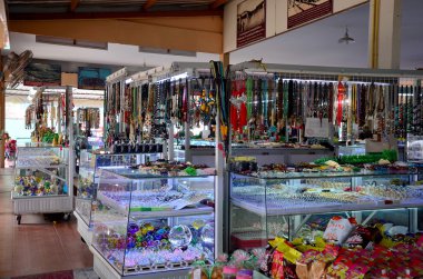 Hediyelik eşya dükkanı satış ürün ve gezgin için takı