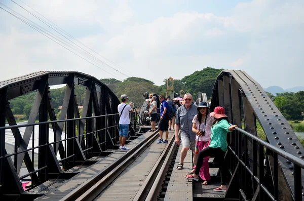 Lidé, cestování a procházky na mostě řeku Kwai — Stock fotografie