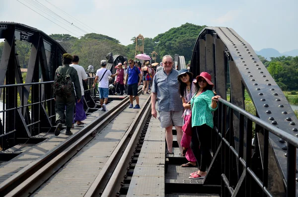 Mensen reizen en wandelen op de brug van de River Kwai — Stockfoto