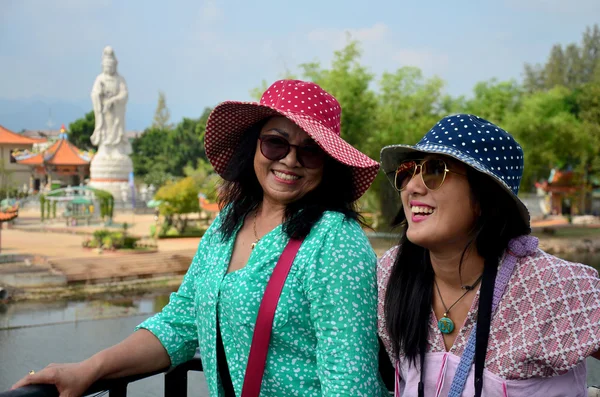 Mulheres tailandesas viajam e retratam na Ponte sobre o Rio Kwai — Fotografia de Stock
