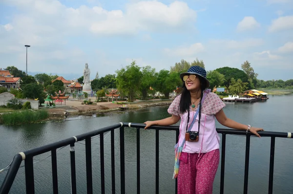 Le donne thailandesi viaggiano e ritraggono sul ponte sul fiume Kwai — Foto Stock