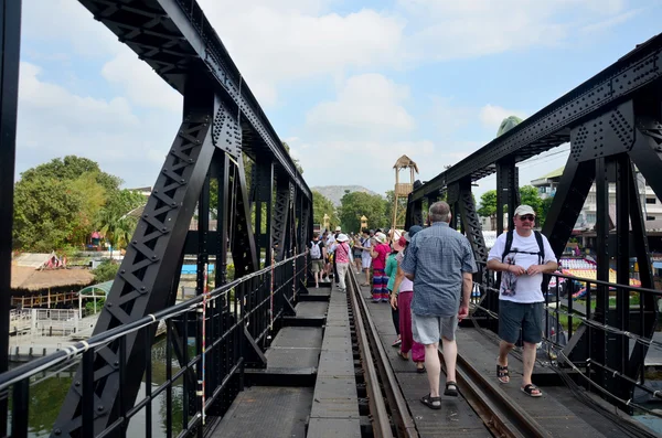 İnsanlar seyahat ve River Kwai Köprüsü yürüyüş — Stok fotoğraf