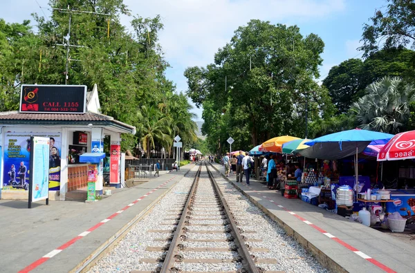 Markt eerlijke naast Railway trein gaan naar brug over de rivier Kwa — Stockfoto