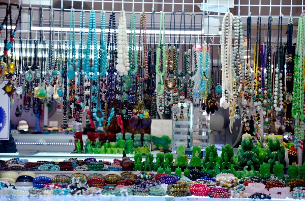 Negozio di souvenirs vendita prodotti e gioielli per il viaggiatore — Foto Stock