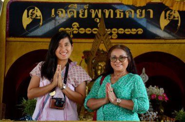 Chedi Buddhakhaya dua eden Buda heykeli Tay insanlar